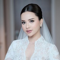 Penampilan Anggi juga terlihat sederhana dengan rambut yang ditata rapi ke belakang dan mengenakan veil. Ia juga tak mengenakan aksesori berlebihan, hanya sepasang anting tusuk di telinganya. Foto: Instagram/@anggimarito