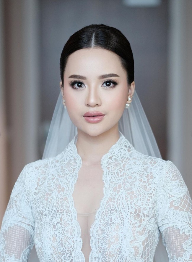 Untuk riasan wajah Anggi memercayakan MUA Leo Afandi. Dengan riasan natural glam, Anggil tampil manglingi dan mempesona. Foto: Instagram/@anggimarito