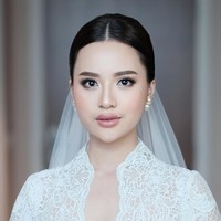 Untuk riasan wajah Anggi memercayakan MUA Leo Afandi. Dengan riasan natural glam, Anggil tampil manglingi dan mempesona. Foto: Instagram/@anggimarito