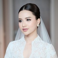 Banyak yang memuji hasil makeup di wajah Anggi tersebut. Meski tampak natural namun bisa m’embuai aura kecantikan Ange semakin terpancar. Foto: Instagram/@anggimarito