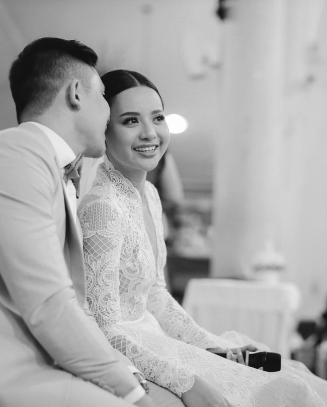 Momen saat pemberkatan di Gereja. Keduanya tampak romantis dan begitu antusias mengikuti jalannya upacara pemberkatan pernikahan mereka. Foto: Instagram/@anggimarito