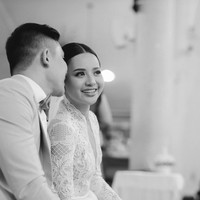 Momen saat pemberkatan di Gereja. Keduanya tampak romantis dan begitu antusias mengikuti jalannya upacara pemberkatan pernikahan mereka. Foto: Instagram/@anggimarito