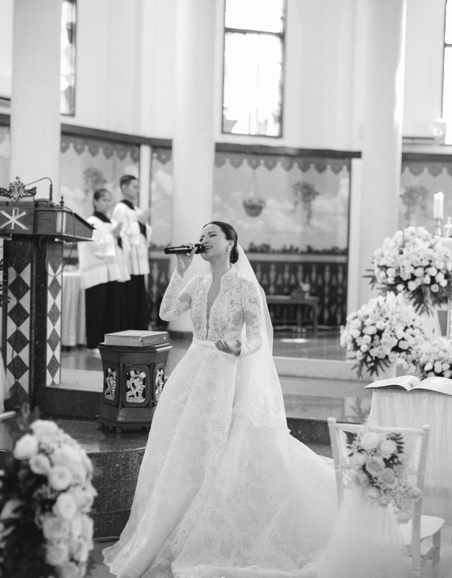 Pelantun lagu Tak Segampang Itu juga membagikan suara emasnya di pemberkatan pernikahannya. Terlihat Anggi yang begitu menghayati lagu yang dibawakannya. Foto: Instagram/@anggimarito