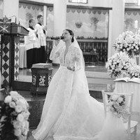 Pelantun lagu Tak Segampang Itu juga membagikan suara emasnya di pemberkatan pernikahannya. Terlihat Anggi yang begitu menghayati lagu yang dibawakannya. Foto: Instagram/@anggimarito