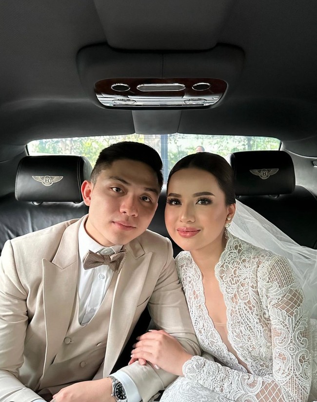 Anggi Marito kini telah resmi dipersunting kekasihnya, Kenji Ganessha pada Sabtu (18/11). Penyanyi jebolan Indonesian Idol itu menikah di Gereja Santo Servatius, Bekasi. Foto: Instagram/@anggimarito
