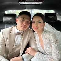 Anggi Marito kini telah resmi dipersunting kekasihnya, Kenji Ganessha pada Sabtu (18/11). Penyanyi jebolan Indonesian Idol itu menikah di Gereja Santo Servatius, Bekasi. Foto: Instagram/@anggimarito