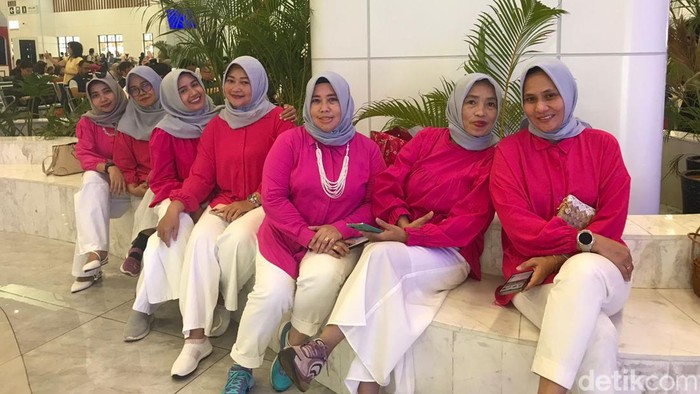 Antusiasme ibu-ibu healing ke Bandung naik Whoosh. (Fitrya Anugrah Kusumah/detikcom)