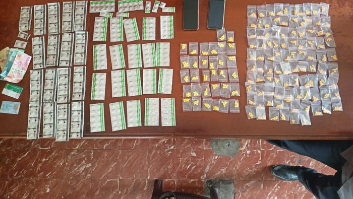 Barang bukti obat terlarang yang diedarkan 2 pria ngaku mahasiswa di Cisarua KBB