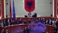 Oposisi Albania mencoba mengganggu sidang parlemen sebagai protes terhadap apa yang mereka sebut pemerintahan otoriter dari negara tersebut.  