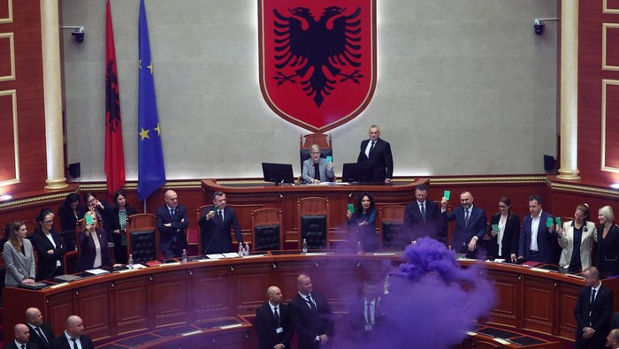 Kerusuhan terjadi di sidang parlemen Albania, 20 November 2023. Anggota parlemen dari Partai Demokrat, partai oposisi terbesar Albania, menyalakan bom asap.