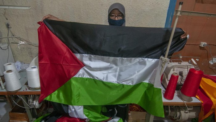 Bukan Bendera Parpol, Permintaan Bendera Palestina Meningkat Pekerja menunjukkan bendera Palestina yang telah jadi di Kemiri, Mojosongo, Boyolali, Jawa Tengah, Senin (20/11/2023). Menurut pengusaha, permintaan bendera Palestina dalam tiga pekan terakhir ramai karena banyaknya aksi solidaritas untuk Palestina dan dalam sehari dapat memproduksi sebanyak 10 kodi bendera Palestina yang dijual seharga 200 ribu hingga 300 ribu per kodi tergantung ukurannya. ANTARA FOTO/Aloysius Jarot Nugroho/tom.