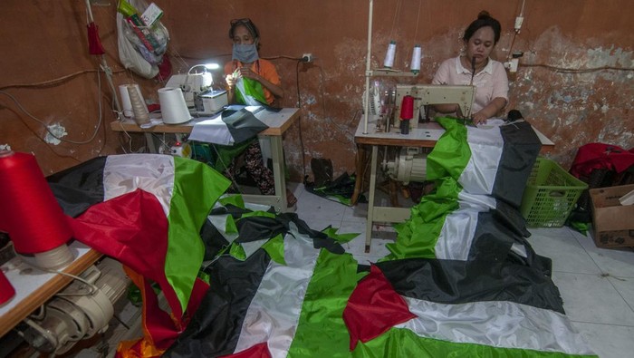 Pekerja menunjukkan bendera Palestina yang telah jadi di Kemiri, Mojosongo, Boyolali, Jawa Tengah, Senin (20/11/2023). Menurut pengusaha, permintaan bendera Palestina dalam tiga pekan terakhir ramai karena banyaknya aksi solidaritas untuk Palestina dan dalam sehari dapat memproduksi sebanyak 10 kodi bendera Palestina yang dijual seharga 200 ribu hingga 300 ribu per kodi tergantung ukurannya. ANTARA FOTO/Aloysius Jarot Nugroho/tom.