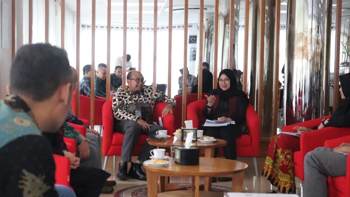 Bupati Banyuwangi Ipuk Fiestiandani dan GM PLN Unit Induk Pembangunan Jawa Bagian Timur dan Bali (UIP JBTB), Anang Yahmadi