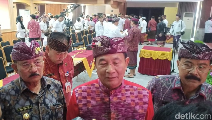 Bupati Karangasem I Gede Dana saat ditemui di Kantor Bupati Karangasem setelah acara pelantikan pejabat eselon II, Senin (20/11/2023). (I Wayan Selamat Juniasa)