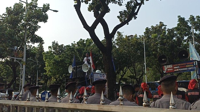 Buruh melakukan demonstrasi di depan Balai Kota DKI Jakarta (Tiara/detikcom)