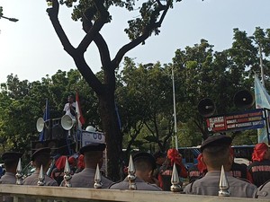 Buruh Demo Balai Kota Jakarta, Tuntut Kenaikan UMP 2024