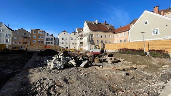 Cegah Pemuja Nazi, Rumah Kelahiran Adolf Hitler Diubah Jadi Kantor PolisiUSE A view of the house where Adolf Hitler was born, as the house and surrounding area will be turned into police station housing up to 50 officers, in Braunau, Austria, November 16, 2023. REUTERS/Christine Uyanik
