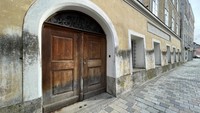 Pemandangan rumah kelahiran Adolf Hitler di Braunau, Austria, Kamis (16/11/2023).  