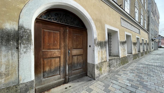 Cegah Pemuja Nazi, Rumah Kelahiran Adolf Hitler Diubah Jadi Kantor PolisiUSE A view of the house where Adolf Hitler was born, as the house and surrounding area will be turned into police station housing up to 50 officers, in Braunau, Austria, November 16, 2023. REUTERS/Christine Uyanik