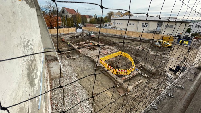 Cegah Pemuja Nazi, Rumah Kelahiran Adolf Hitler Diubah Jadi Kantor PolisiUSE A view of the house where Adolf Hitler was born, as the house and surrounding area will be turned into police station housing up to 50 officers, in Braunau, Austria, November 16, 2023. REUTERS/Christine Uyanik