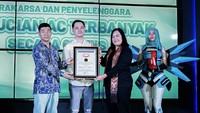 Midea hadir di Indonesia tak hanya berorientasi pada penjualan semata, tapi juga terus berusaha meningkatan layanan purna jual. Salah satunya yakni dengan menggelar event cuci 2.000 AC gratis ini. Uniknya kegiatan cuci AC ini tidak dikhususkan pada merek Midea Indonesia saja. Pihaknya juga memberi pelayanan cuci AC untuk semua merek, tanpa membeda-bedakan.
