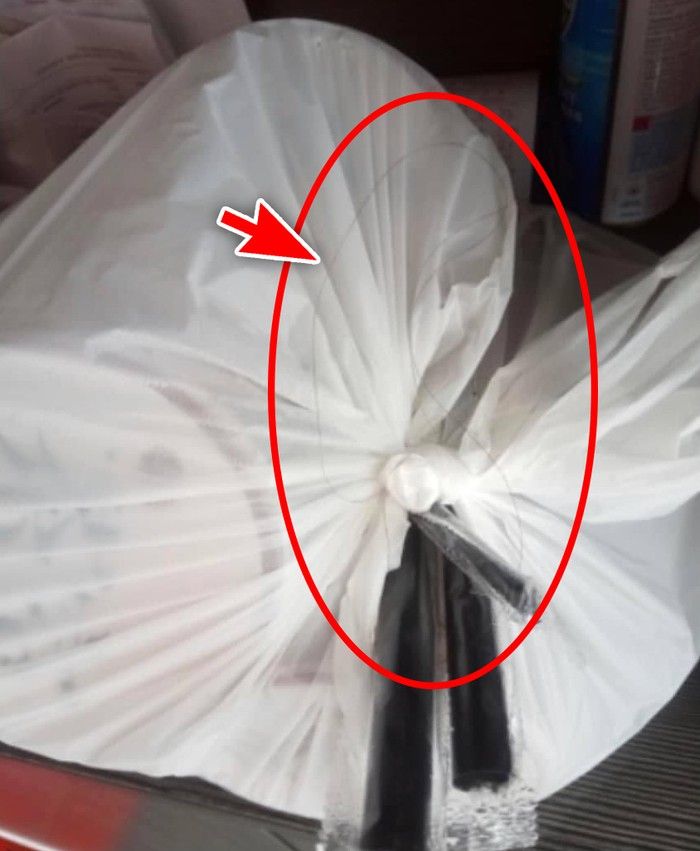 Demi Makanan Gratis, 5 Orang Ini Nekat Taruh Rambut di Makanan