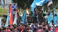 Aksi demonstrasi di depan Gedung Sate ini dijaga ketat petugas kepolisian.