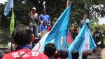 Kepung Gedung Sate, Buruh Minta Upah Naik 12 Persen di 2024