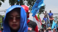 Dalam aksi ini, buruh meminta kenaikan UMP dan UMK 2024 sebesar 12 persen. Angka itu disepakati sesuai dengan besaran tunjangan pensiunan yang telah ditetapkan pemerintah sebelumnya.