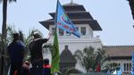 Kepung Gedung Sate, Buruh Minta Upah Naik 12 Persen di 2024