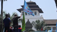 Jika semua tuntutan tersebut tidak digubris, buruh mengancam akan melakukan aksi mogok kerja dan kembali menggeruduk Gedung Sate. Aksi mogok kerja itu rencananya akan dilakukan pada 29-30 November mendatang.