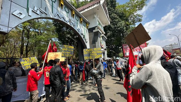 Demo buruh terkait penetapan UMP 2024 di Kantor Gubernur Sulsel.