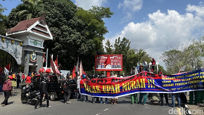 Demo buruh terkait penetapan UMP 2024 di Kantor Gubernur Sulsel.