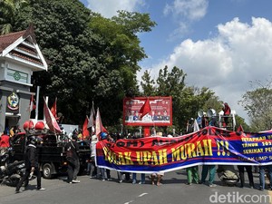 Massa Buruh Demo di Kantor Gubernur Jelang Pengumuman UMP Sulsel 2024