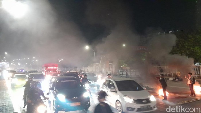 Demo di depan kampus UNM, Jalan AP Pettarani, Makassar.