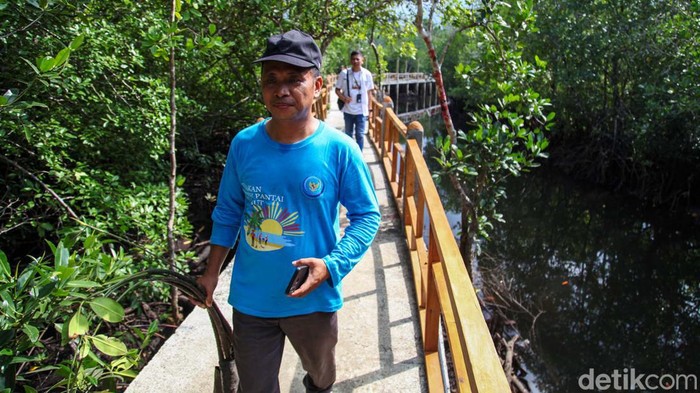 Desa Palaes Punya Wisata Unggulan Mangrove, Nih Lihat Berlokasi di pesisir, Desa Palaes, Sulawesi Utara memiliki wisata mangrove sebagai andalannya. Nih, coba lihat.