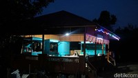 Kalau travelers lapar, terdapat warung makan berjejer di lokasi wisata mangrove. 
