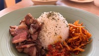 Selain makanan manis, ada juga makanan utama yang mengenyangkan. Nasi Sei Sapi yang smokey dengan perpaduan sambal yang pedas manis cocok untuk disantap sebagai menu makan siang. Foto: detikcom