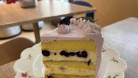Salah satu menu kue yang menarik perhatian kami adalah Blueberry Cheesecake. Tekstur sponge cake yang lembut dan lembab berpadu sempurna dengan krim keju yang dicampur perasa blueberry dengan buah blueberry yang dikeringkan. Foto: detikcom