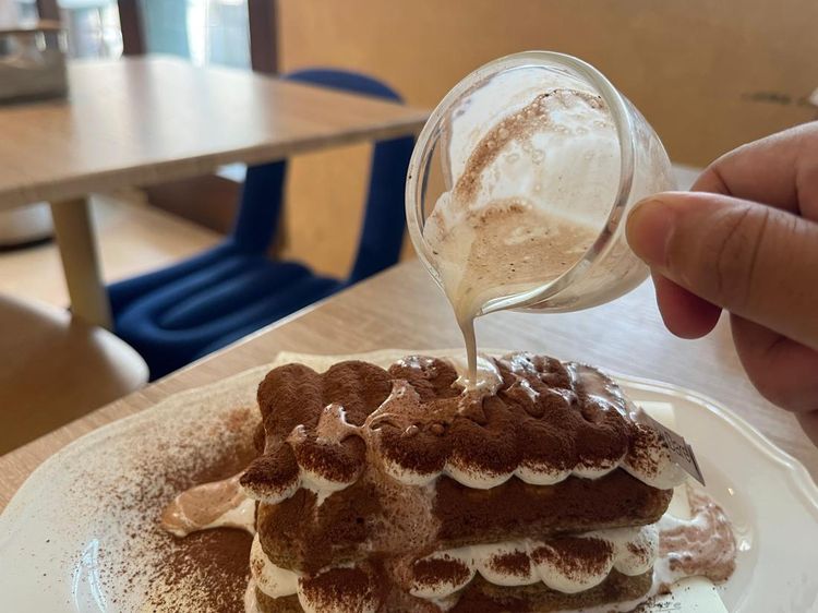 Nyamm! Cicip Tiramisu dan Cheesecake Lembut di Kafe Cewek Kue Ini