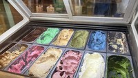 Di samping etalase kuenya ada juga deretan gelato yang menarik untuk dicicipi. Menurut salah satu pekerjanya gelato di sini dibuat secara homemade menggunakan bahan-bahan alami. Foto: detikcom