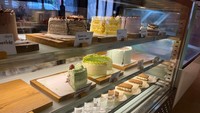 Mendekat ke area kasir, para pelanggan akan dijamu dengan etalase penuh kue-kue manis. Pilihan seperti cheesecake, mille crepes, hingga tres leches bisa dilihat dan dipilih langsung. Foto: detikcom