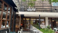 Sebuah kafe dengan kebun mini di halaman depannya ini cocok dikunjungi cewek kue. Dessert by Dare memiliki berbagai menu hidangan penutup atau dessert yang beragam. Foto: detikcom