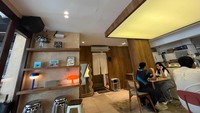 Ketika memasuki kafenya, kamu akan disambut dengan pernak pernik yang estetik. Rak dengan pajangan yang menarik hingga cermin yang lucu bisa menjadi spot foto yang Instagramable. Foto: detikcom