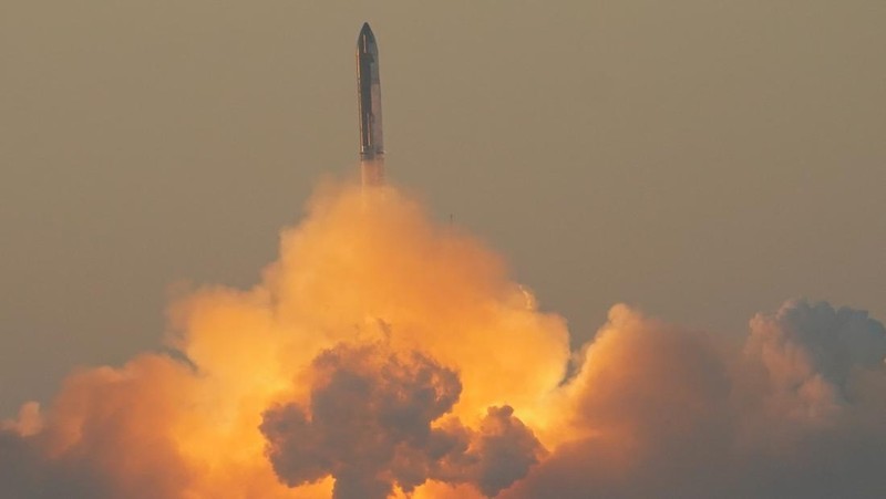 SpaceX's next-generation Starship spacecraft atop its powerful Super Heavy rocket lifts off from the company's Boca Chica launchpad on an uncrewed test flight, as seen from South Padre Island, near Brownsville, Texas, U.S. November 18, 2023. REUTERS/Go Nakamura