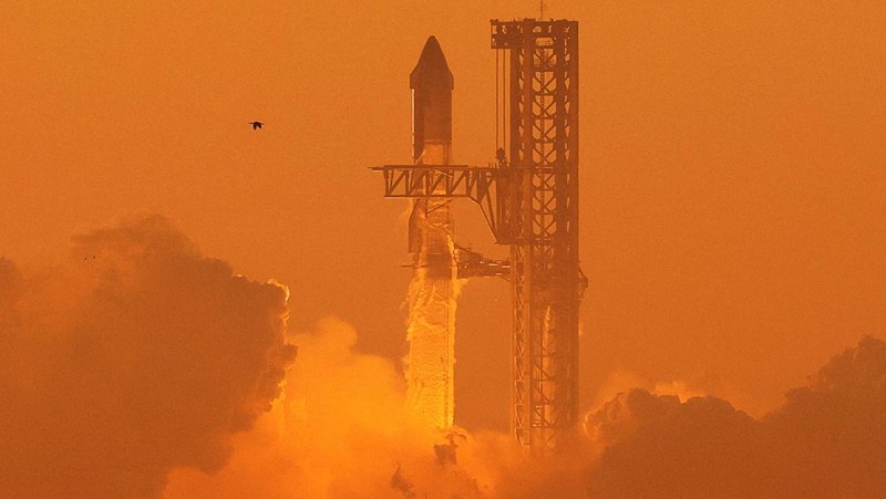 SpaceX's next-generation Starship spacecraft atop its powerful Super Heavy rocket is launched from the company's Boca Chica launchpad on an uncrewed test flight, near Brownsville, Texas, U.S. November 18, 2023. REUTERS/Joe Skipper     TPX IMAGES OF THE DAY