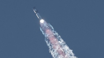 Sementara itu upper stage Starship terus terbang selama beberapa saat setelah memisahkan diri dari Super Heavy. Namun SpaceX kehilangan kontak dengan Starship sekitar delapan menit setelah peluncuran dan kemungkinan bagian roket itu hilang. REUTERS/Joe Skipper  