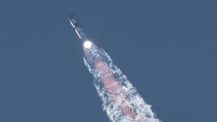SpaceXs next-generation Starship spacecraft atop its powerful Super Heavy rocket is launched from the companys Boca Chica launchpad on an uncrewed test flight, near Brownsville, Texas, U.S. November 18, 2023. REUTERS/Joe Skipper     TPX IMAGES OF THE DAY