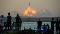 People watch as SpaceXs next-generation Starship spacecraft atop its powerful Super Heavy rocket lifts off from the companys Boca Chica launchpad on an uncrewed test flight, as seen from South Padre Island, near Brownsville, Texas, U.S. November 18, 2023. REUTERS/Go Nakamura     TPX IMAGES OF THE DAY