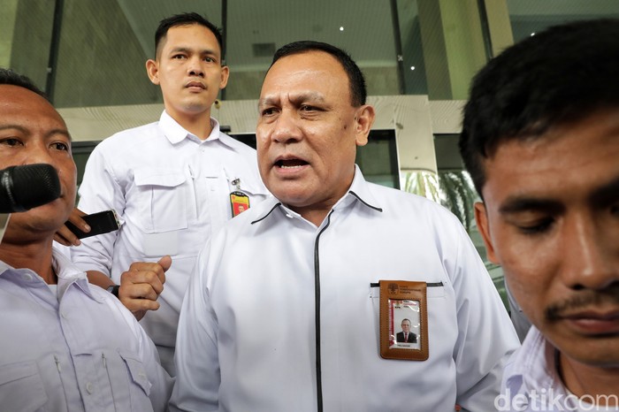 Ketua Komisi Pemberantasan Korupsi (KPK) Firli Bahuri  meninggakan Kantor Dewan Pengawas KPK di Gedung Anti Corruption Learning Center (ACLC) KPK, Jakarta, Senin (20/11/2023) usai diperiksa Dewas KPK. Pemeriksaan etik Firli terkait pertemuan dan dugaan pemerasan terhadap eks Menteri Pertanian Syahrul Yasin Limpo. Ia tak banyak bicara saat diberondong pertanyaan wartawan dan bergegas masuk ke mobil dinasnya dengan dikawal ketat oleh beberapa orang pengawal.